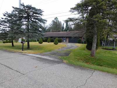 49744 Valley Dr Shelby Twp, MI 48317