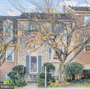 10149 Valentino Dr Oakton, VA 22124