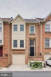 8016 Merry Oaks Ct Vienna, VA 22182