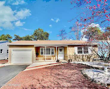 4 Zeeland Dr Toms River, NJ 08757
