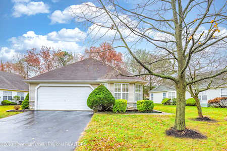21 Pine Hollow Ln Lakewood, NJ 08701