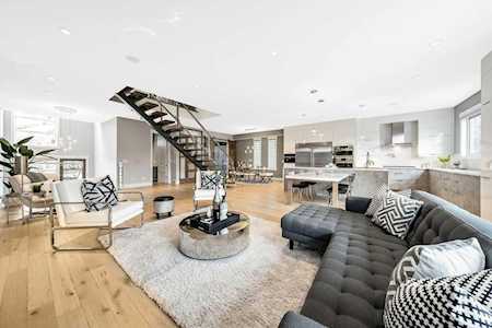 1314 3 St NW Calgary, AB T2M2X6