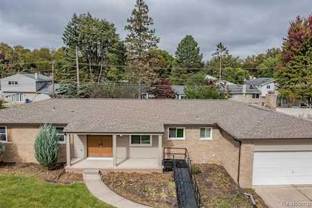 16211 Chatham Dr Clinton Township, MI 48035