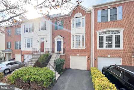 42993 Golf View Dr Chantilly, VA 20152