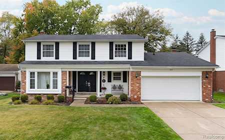 16317 Golfview St Livonia, MI 48154