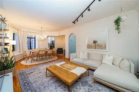 45 Pondfield Rd W #3D Bronxville, NY 10708
