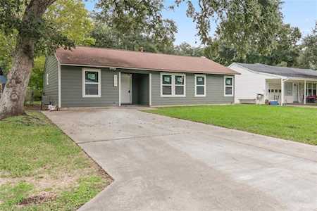 317 Redwood St Lake Jackson, TX 77566
