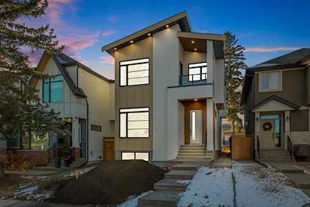 2419 25A St SW Calgary, AB T3E 1Z1