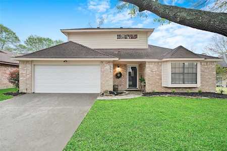 909 N Rivershire Dr Conroe, TX 77304