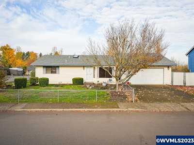 1935 Rock Ledge Dr Keizer, OR 97303