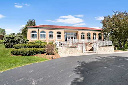 18 Royal Vale Dr Oak Brook, IL 60523