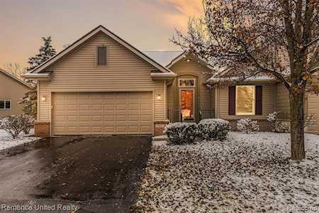 939 Persimmon Dr Brighton, MI 48116