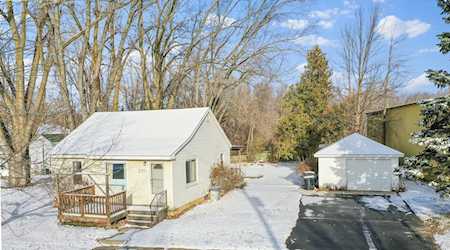 2120 Riverview Dr Green Bay, Village of Howard, WI 54303