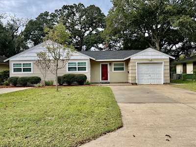508 Gardenia St Lake Jackson, TX 77566