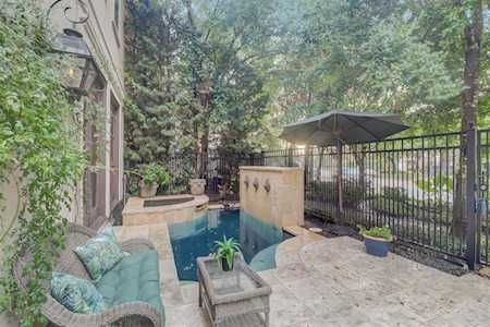 30 Hackberry Ln Houston, TX 77027