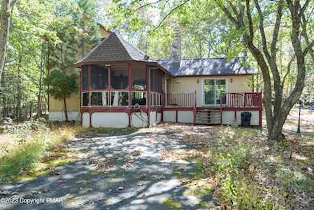 2206 Chatham Ct Bushkill, PA 18324