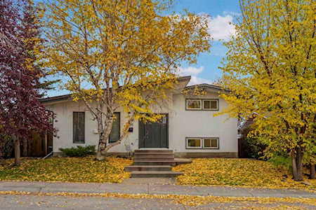 2636 Lionel Crescent SW Calgary, AB T3E 6B2