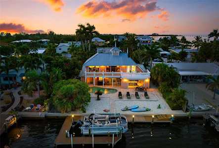 515 Bayview Dr Holmes Beach, FL 34217