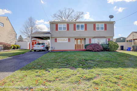 18 Woodcrest Dr Old Bridge, NJ 08857