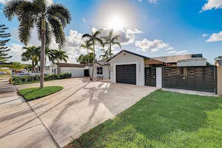 19530 NW 57th Ct Hialeah, FL 33015
