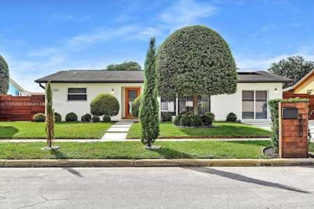 5580 SW 8th St Margate, FL 33068