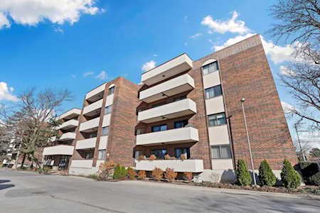 9240 Gross Point Rd #106 Skokie, IL 60077