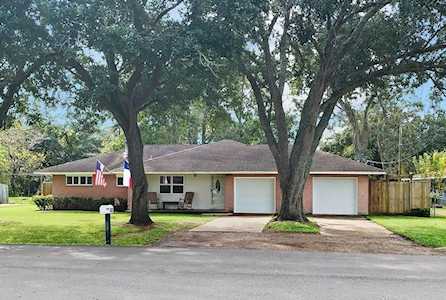 303 Southern Oaks Dr Lake Jackson, TX 77566