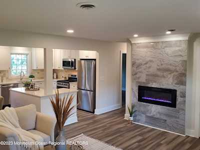 16 Waldwick Ct Toms River, NJ 08757