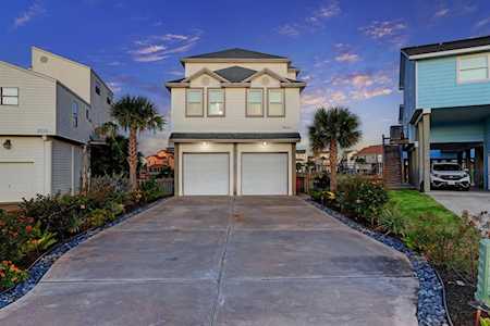 1834 Tiki Drive Dr Tiki Island, TX 77554