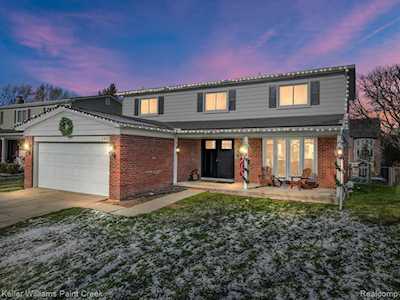 1623 Woodgate Dr Troy, MI 48083