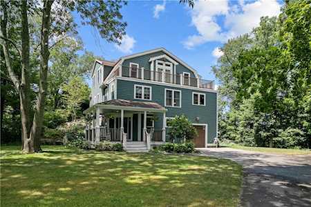 15 Cliff Dr Bristol, RI 02809