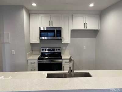 20930 Parthenia St #204 Canoga Park, CA 91304