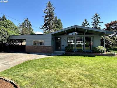 8244 NE Tillamook ST Portland, OR 97220