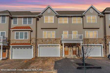 18 White Oak Ln Aberdeen, NJ 07747