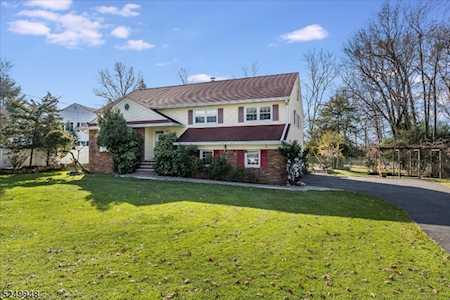 13 Pitcairn Dr Roseland Boro, NJ 07068
