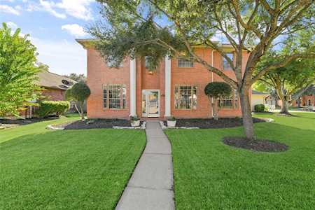 1802 N Mission Circle Friendswood, TX 77546