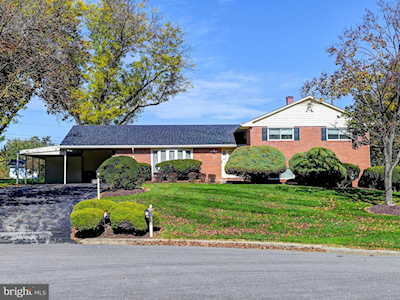 14 Oak Hollow Ct Pikesville, MD 21208