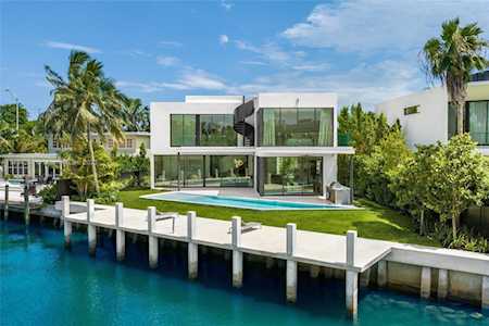 3172 N Bay Rd Miami Beach, FL 33140