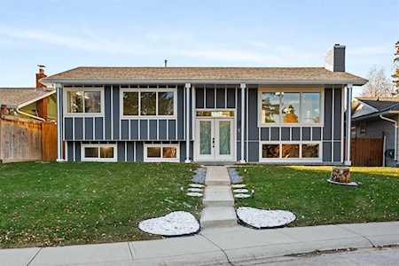 732 Lake Twintree Crescent SE Calgary, AB T2J 2W1