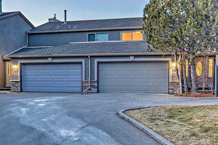 1815 Varsity Estates Dr NW #106 Calgary, AB T3B 3Y7