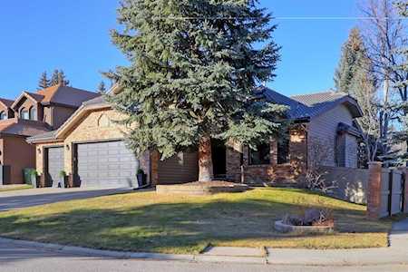 75 Oakmount Ct SW Calgary, AB T2V 5B8