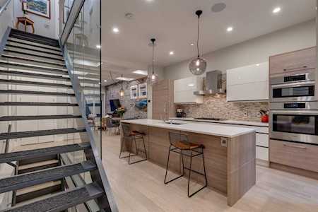 2407 32 St SW Calgary, AB T3E 2R6