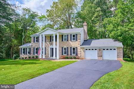 922 Rolling Holly Dr Great Falls, VA 22066
