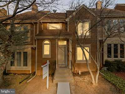 1106 Whitworth Ct Herndon, VA 20170