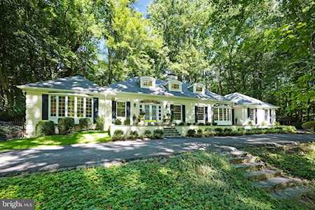 1042 Brook Valley Ln Mclean, VA 22102
