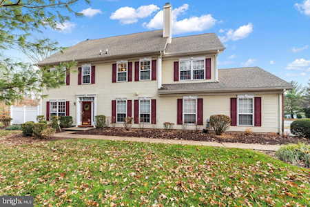806 Bollen Ct Pennington, NJ 08534