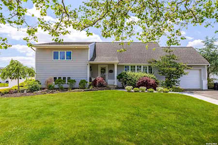 122 Thornwood Rd Massapequa Park, NY 11762