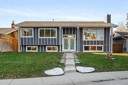 732 SE Lake Twintree Crescent Calgary, AB T2J 2W1
