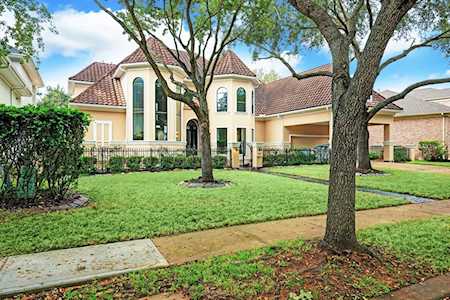 2 Waterford Pointe Circle Sugar Land, TX 77479