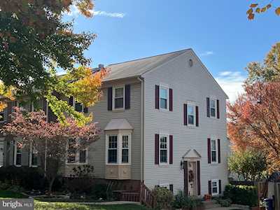 8569 Dellway Ln Vienna, VA 22180